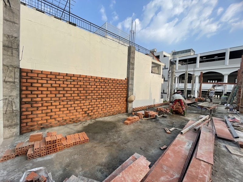 Tường là kết cấu giúp tăng khả năng chịu lực đồng thời là tấm chắn vững chắc bảo vệ công trình trước những tác động bên ngoài như: nắng, mưa, khói bụi,... 